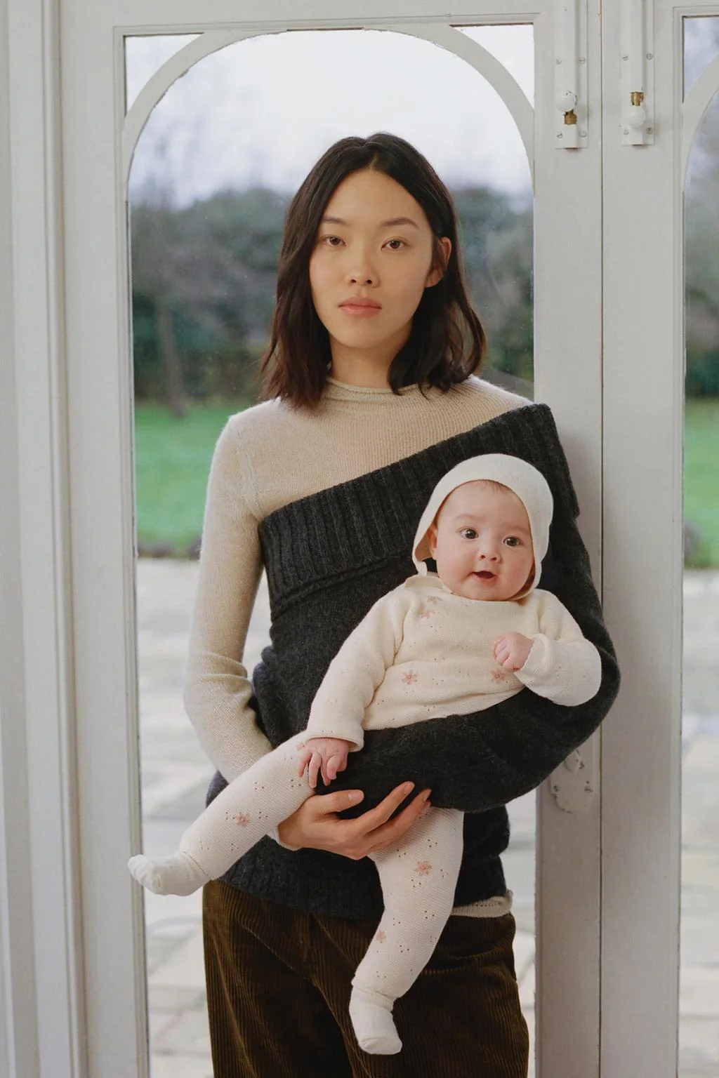 Трикотажный свитер с вышитыми цветами