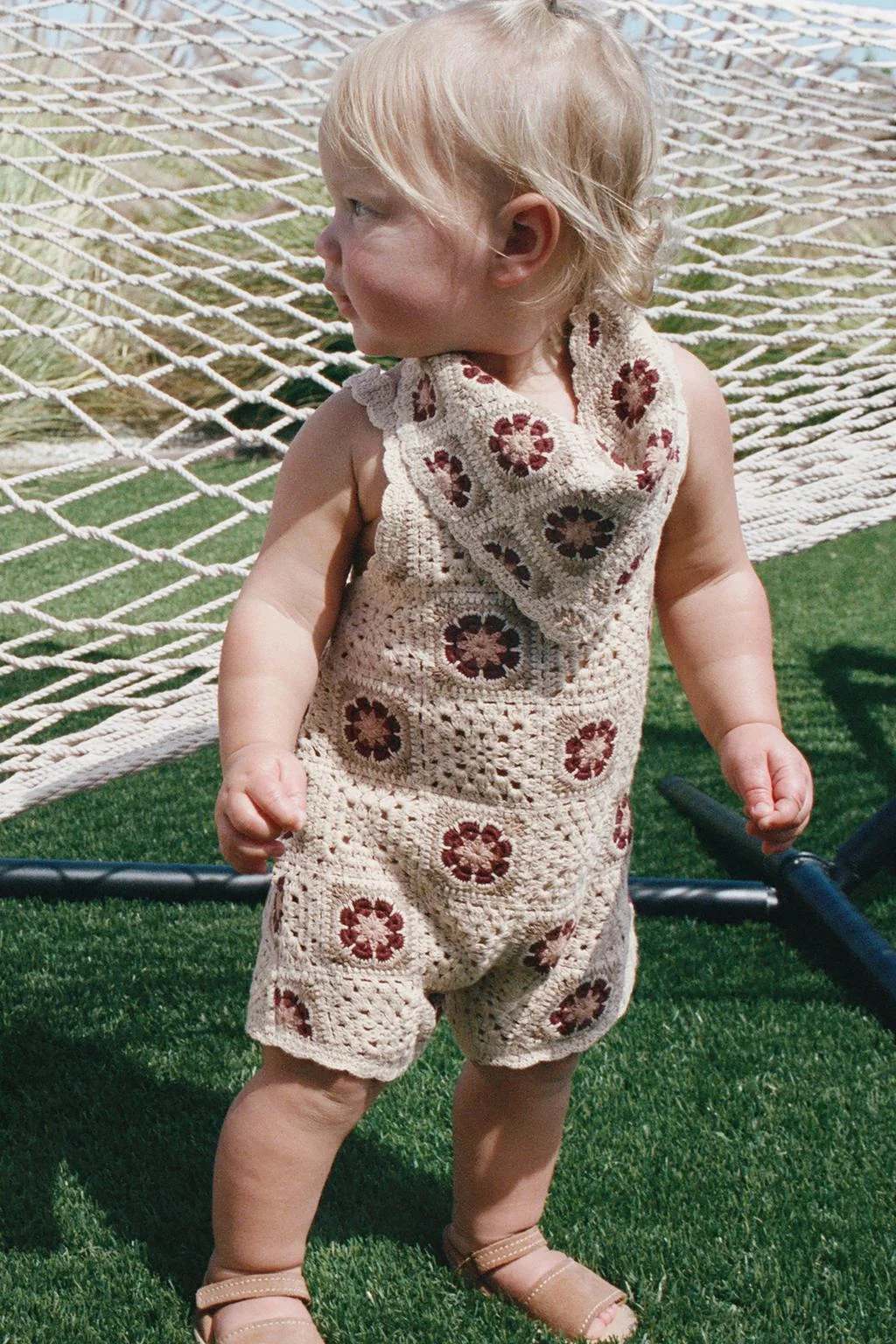 Трикотажный комбинезон на лямках с цветочным кроше