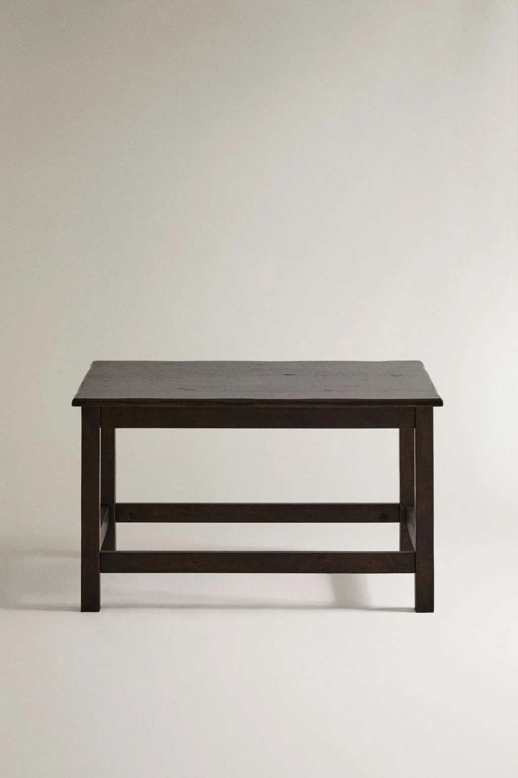 Деревянный журнальный столик