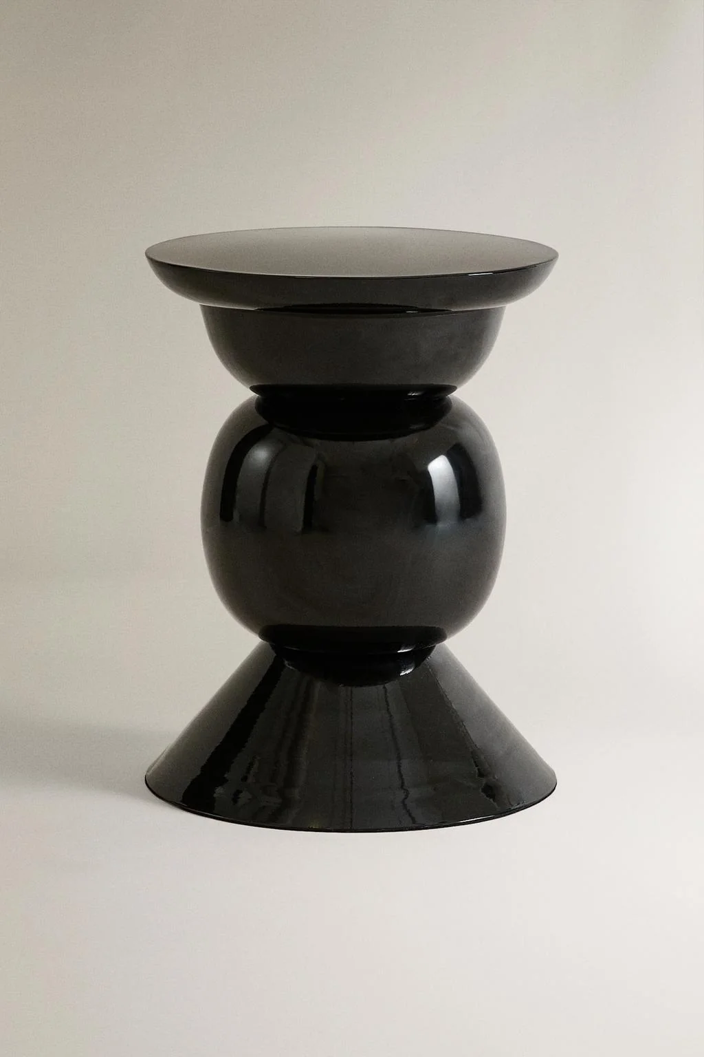 Маленький металлический журнальный столик