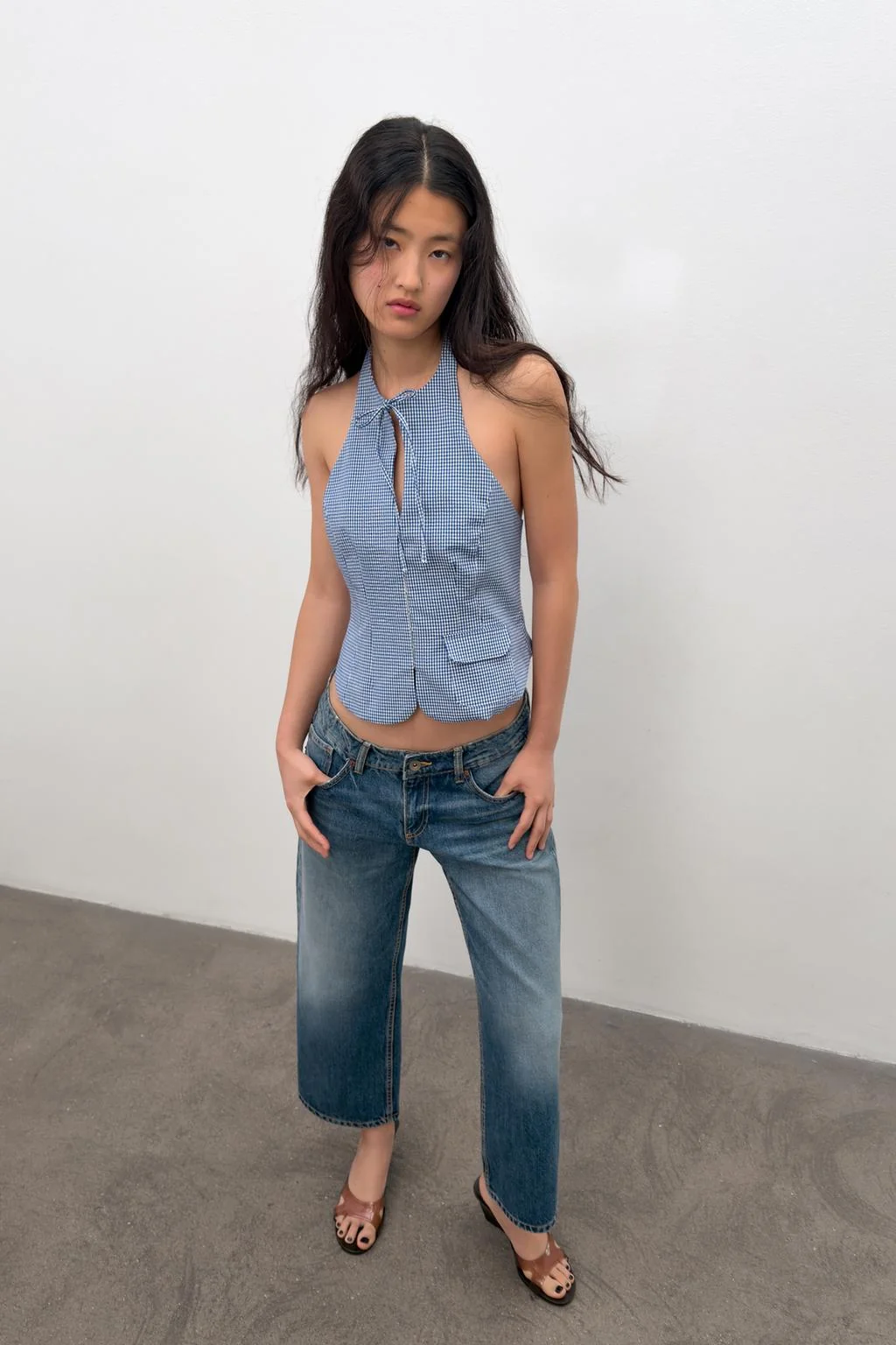 Топ с лямками и узором гингем