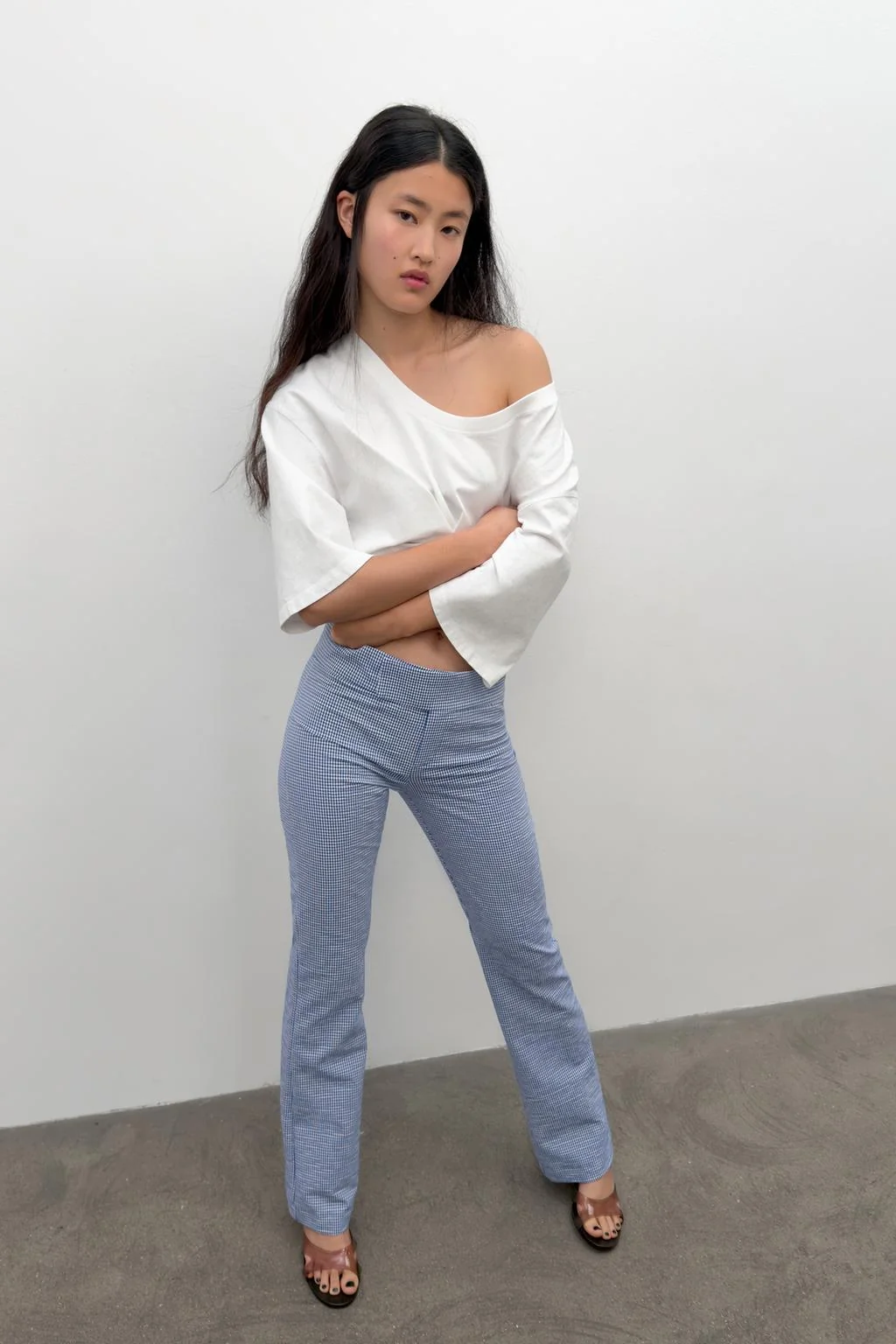 Брюки с узором гингем и расклешёнными штанинами — Флэр