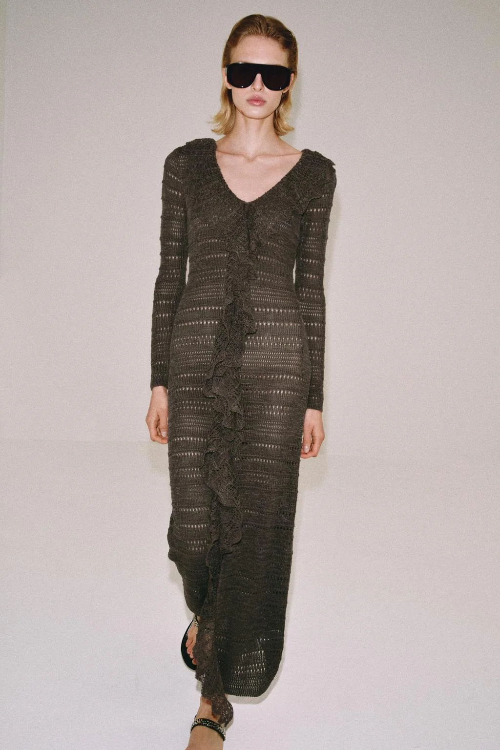 Ажурное платье с рюшами