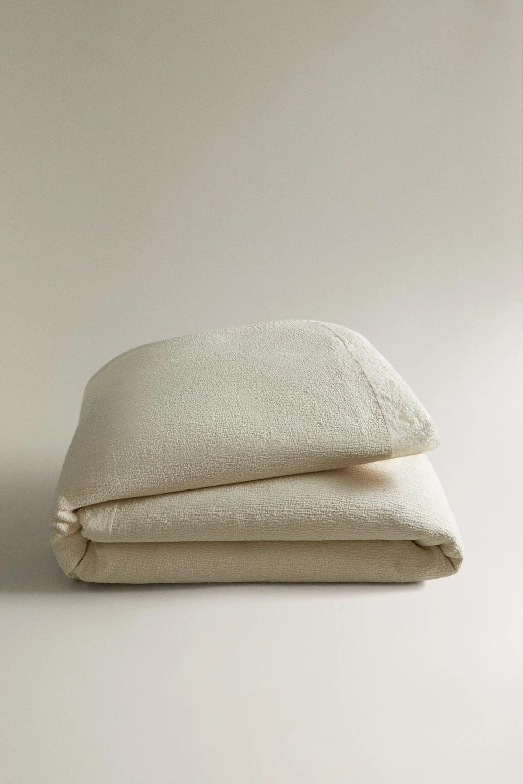 Текстурированное хлопковое покрывало с вышитой оборкой — Укутки | Подушки