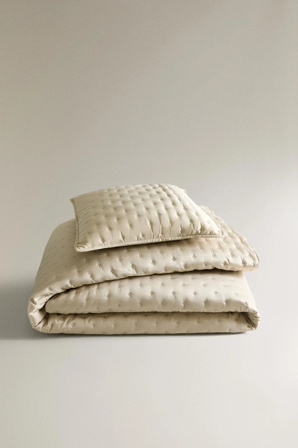 Стеганое покрывало гладкое с узлами