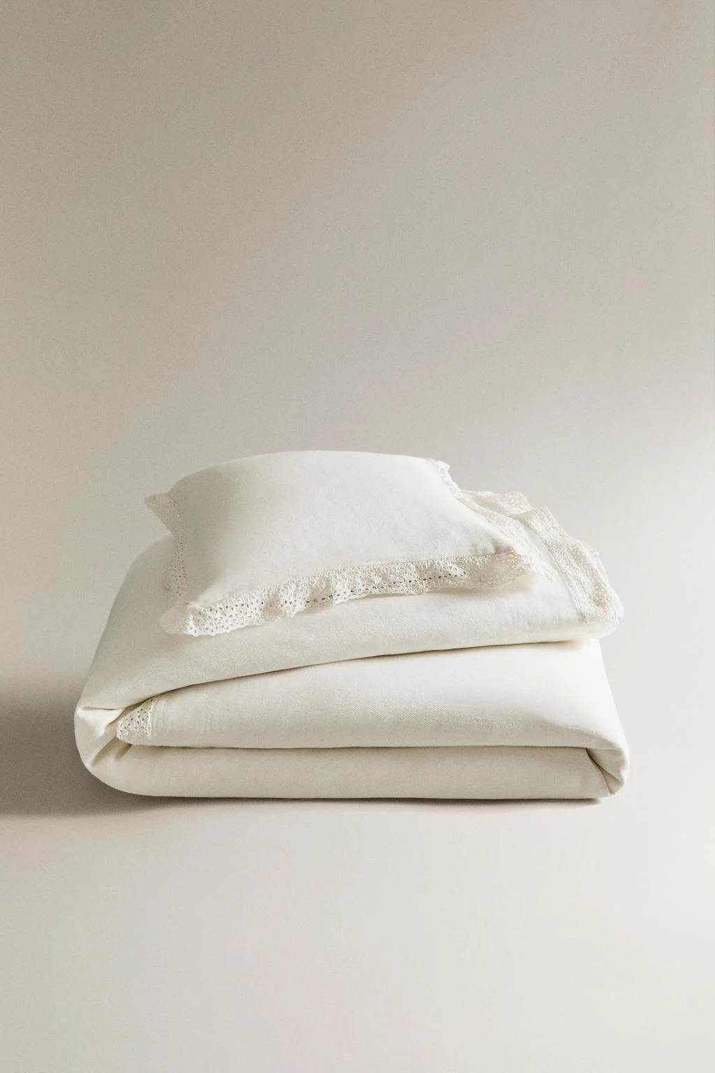 Хлопковое покрывало с вышивкой и оборками