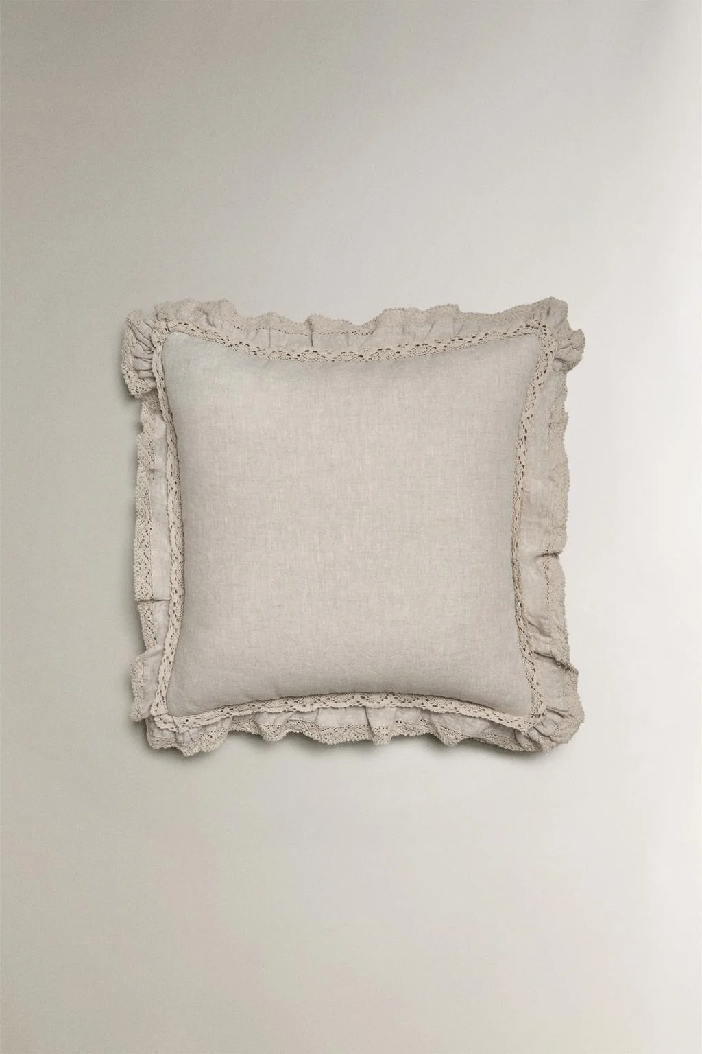 Наволочка из льна с прошивкой и кружевной окантовкой — Выпухальки для покрытий для кровати