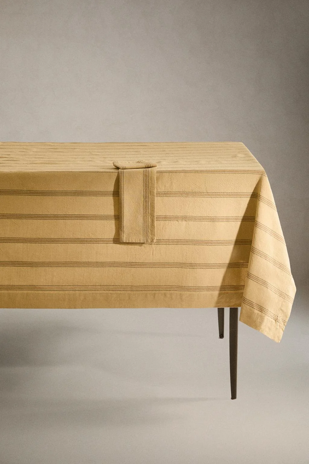 Скатерть с полосками из крашеной нити
