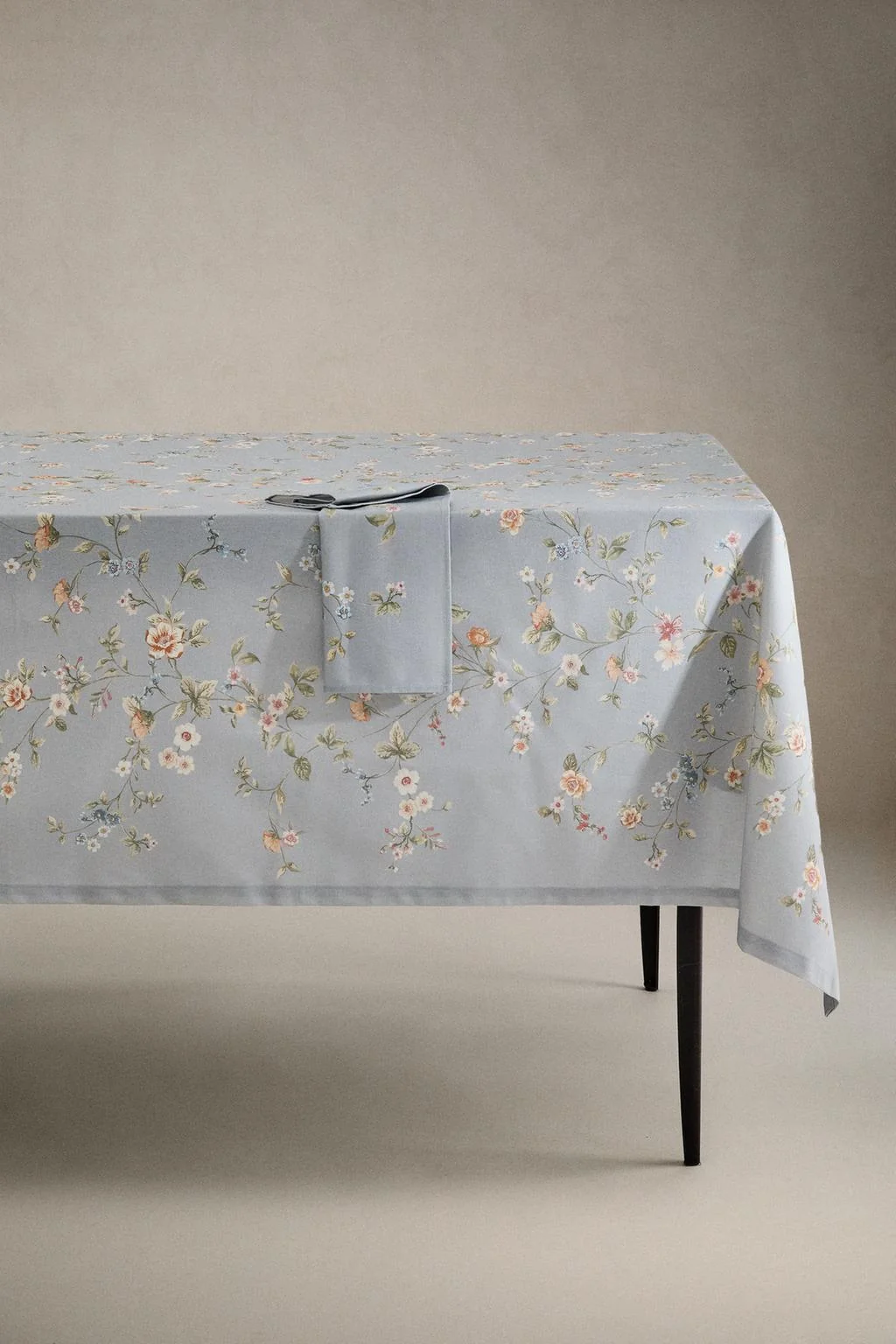 Скатерть с мелким цветочным принтом