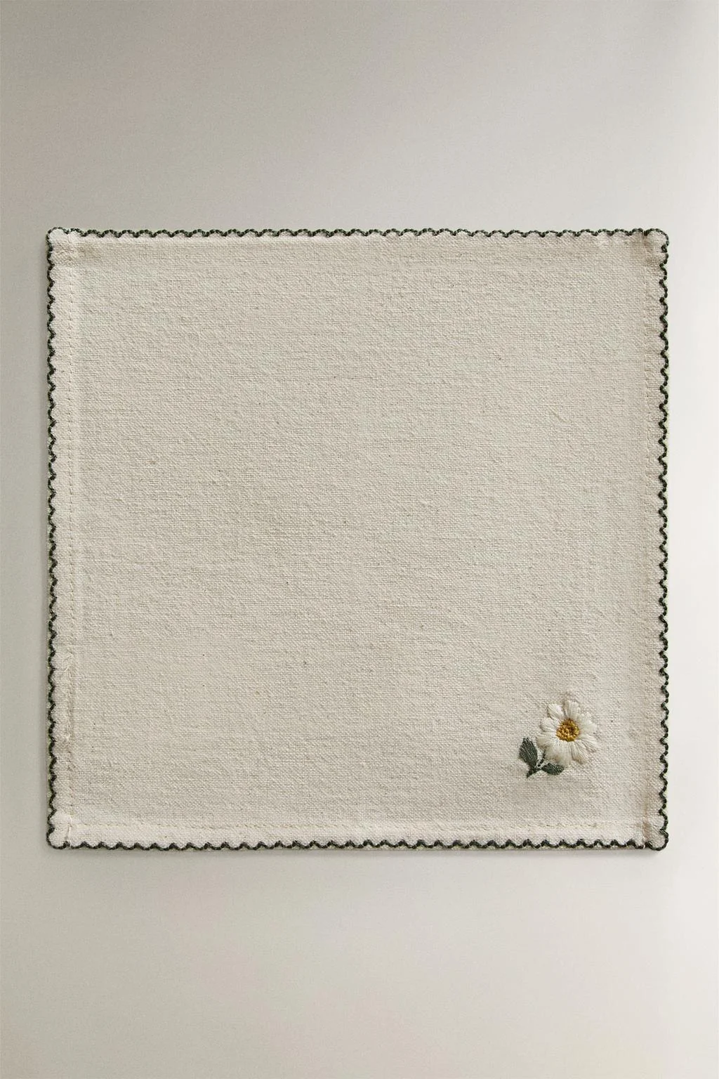 Набор из 4 вышитых салфеток в цветочек