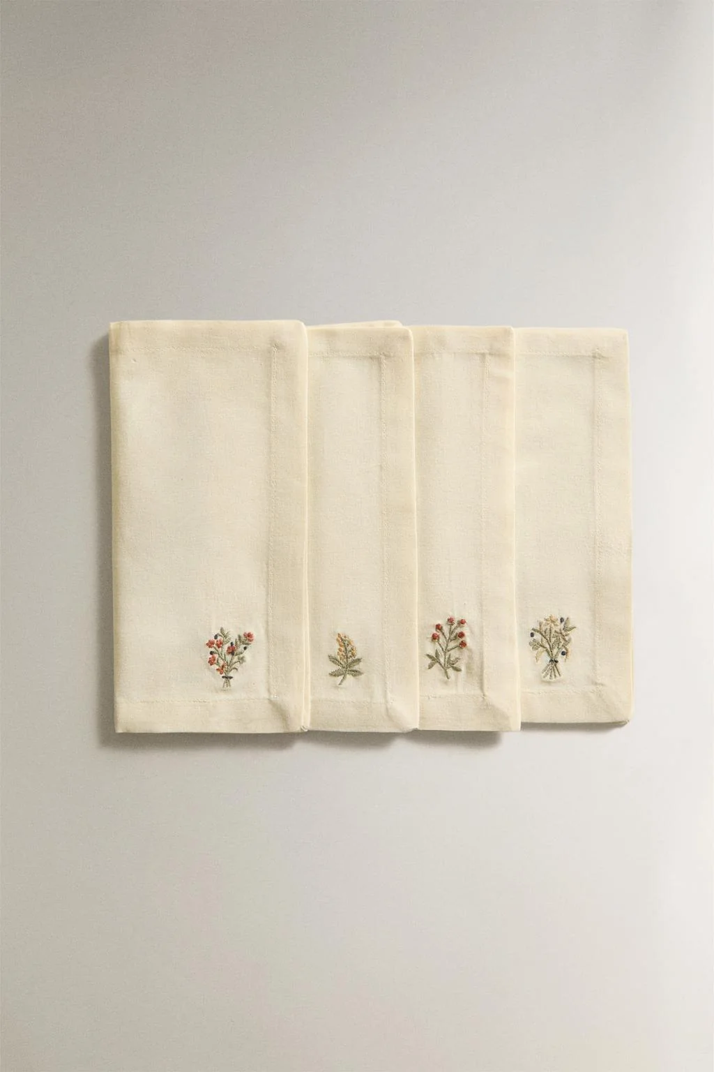 Набор из 4 вышитых салфеток в цветочек