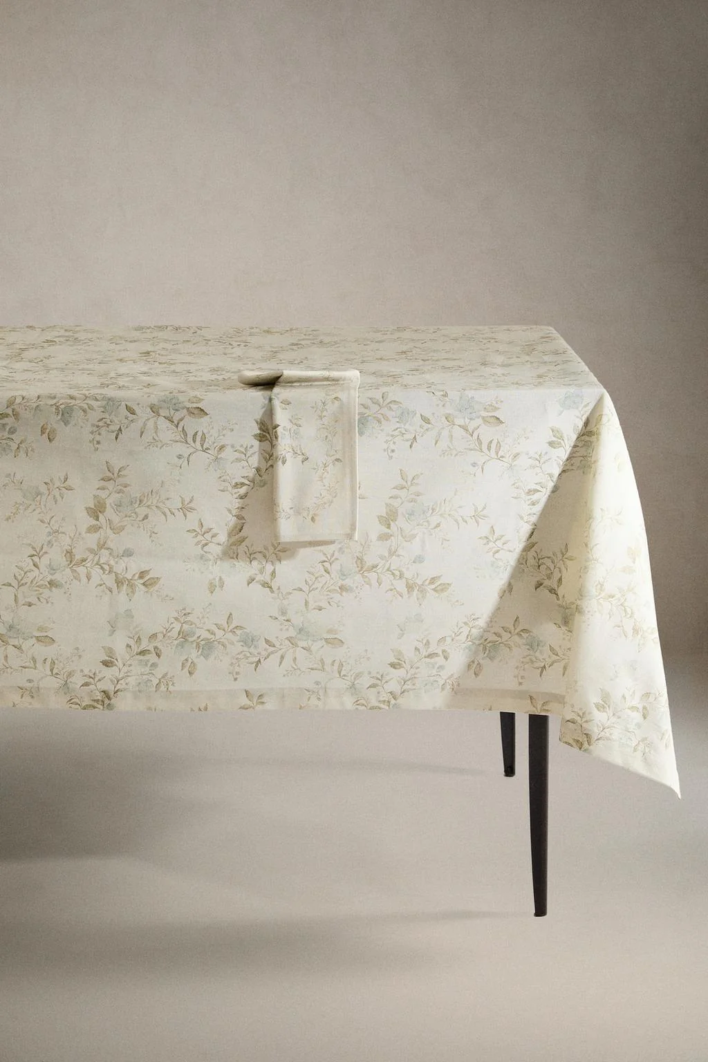 Скатерть с принтом растений