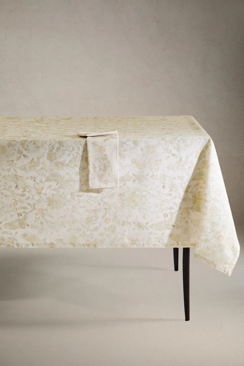 Скатерть с дамасским принтом
