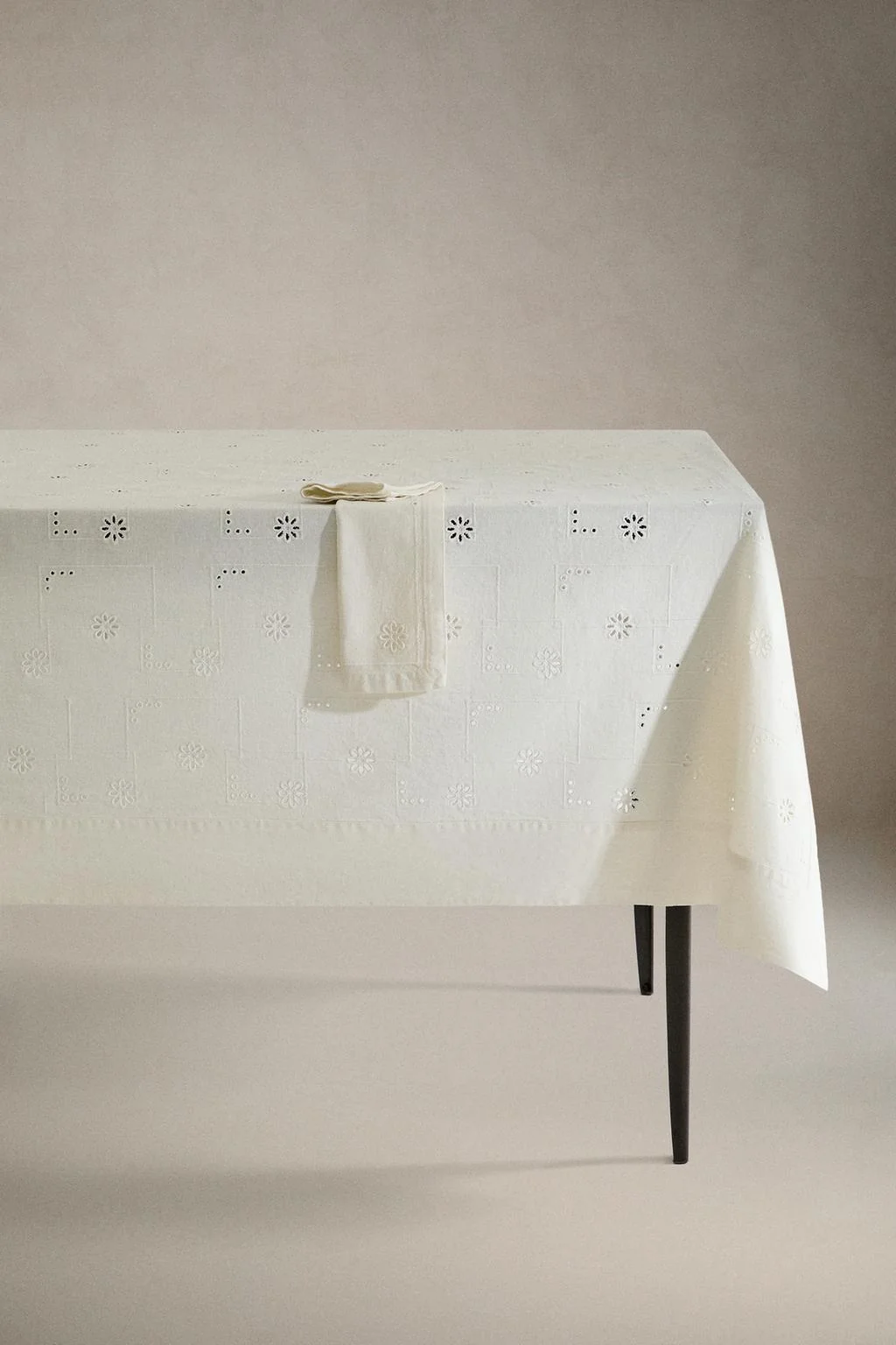 Скатерть с вышивкой ажурным швом