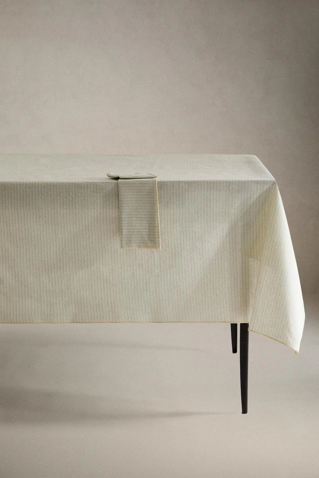 Скатерть в полоску с оверлоком