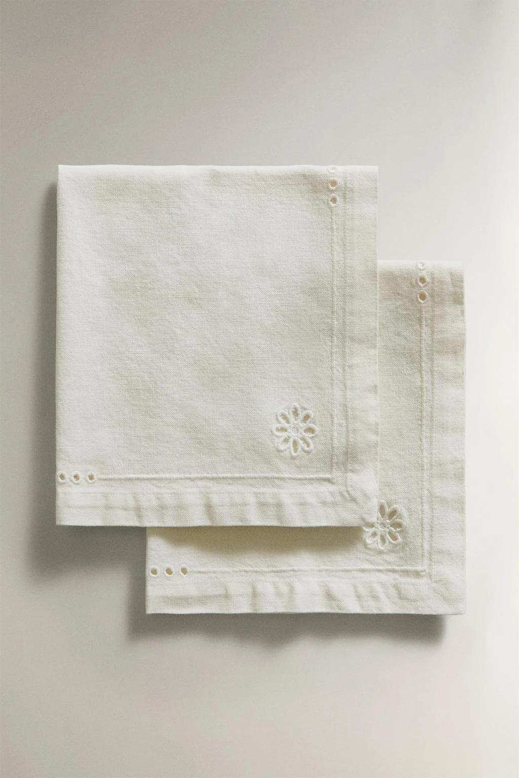 Набор из 2 салфеток с вышивкой крестиком — ЦВЕТНЫЕ СТоличные Платья