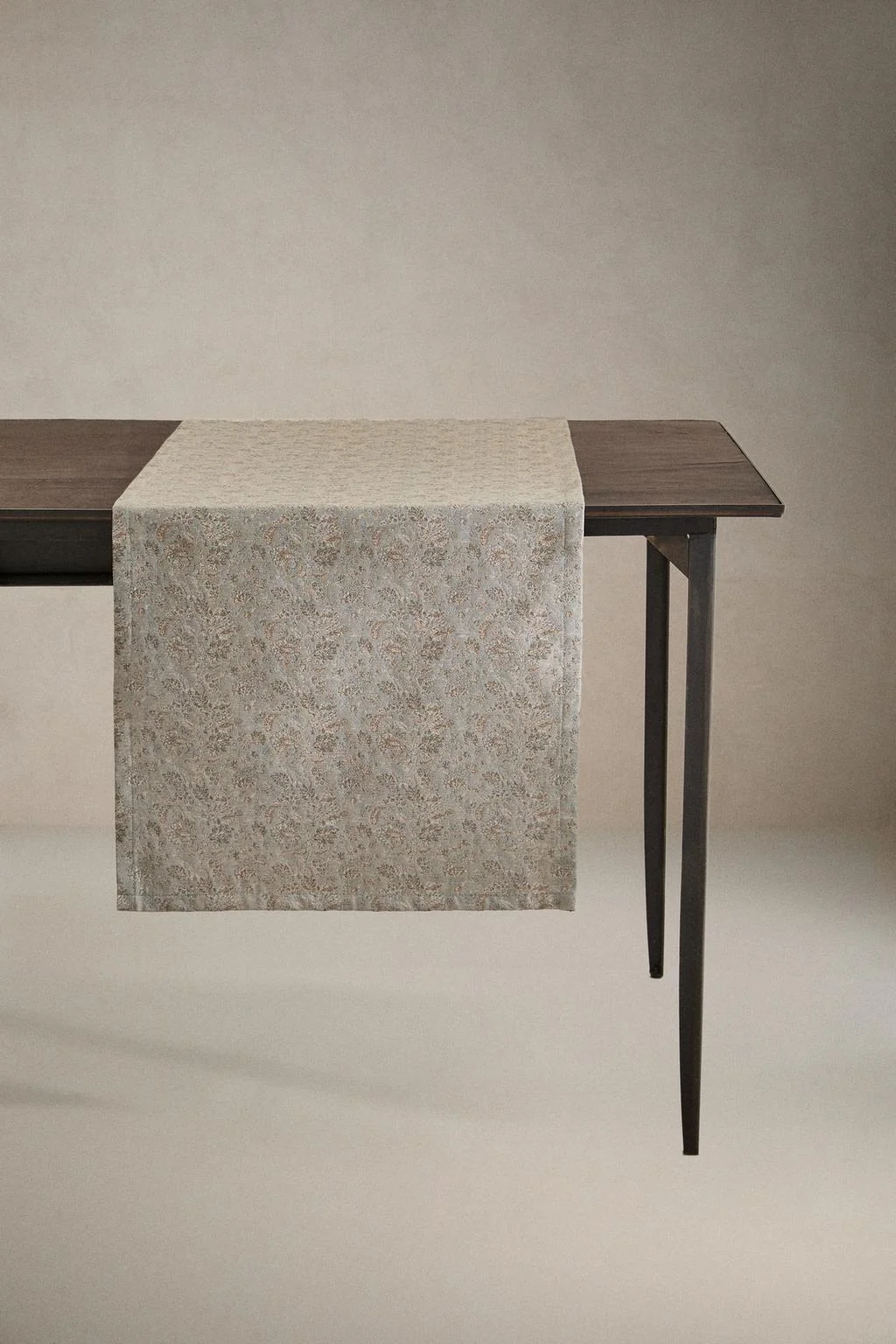 Салфетка на стол в цветочек жаккардовая