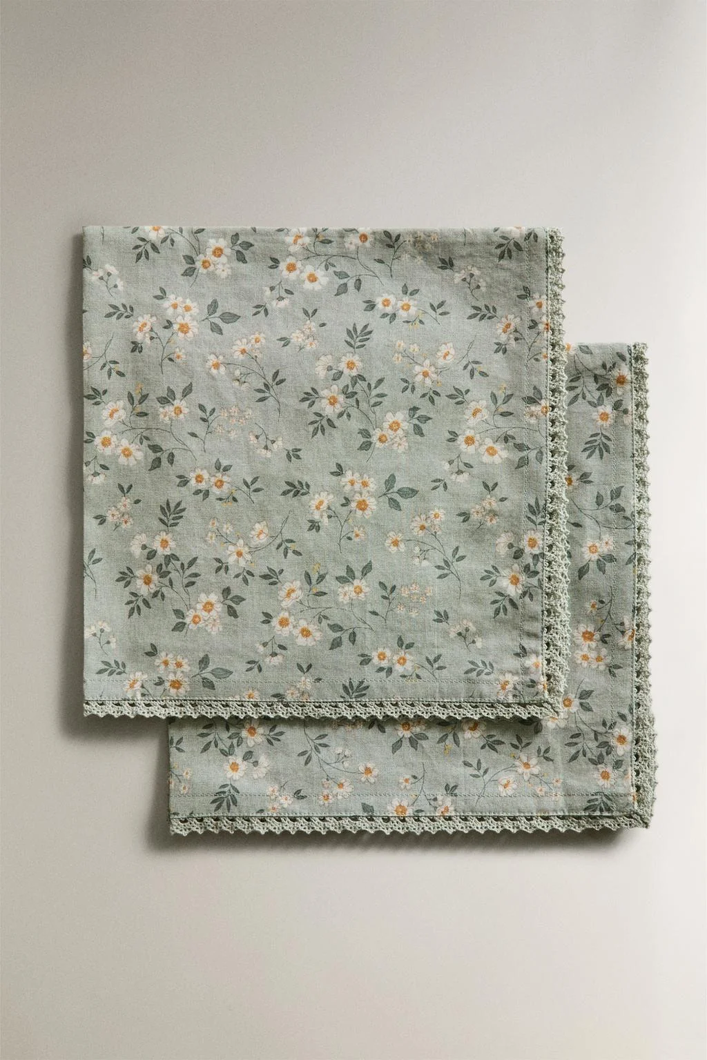 Салфетки с цветочным принтом и кружевной окантовкой (набор из 2) — Белье для стола