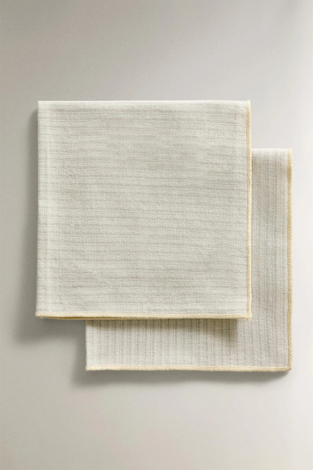 Набор из 2 полосатых салфеток с оверлоком