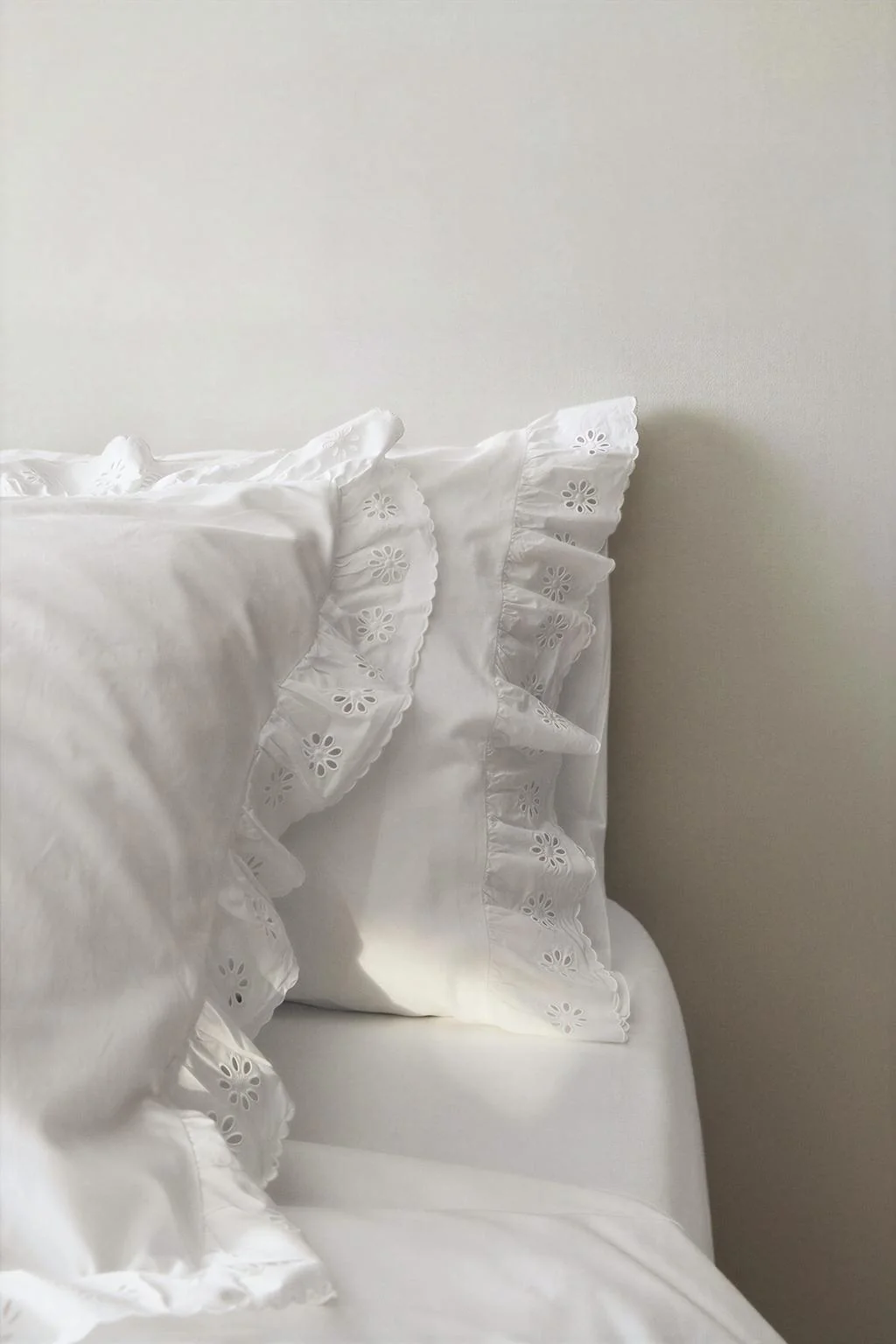RUFFLED COTTON PILLOWCASE
