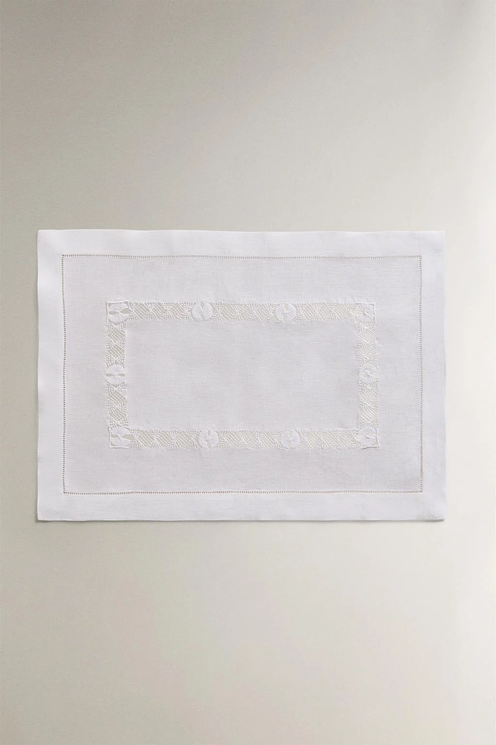 Салфетка для стола с цветочной вышивкой и краем с пико — Подставки под тарелки