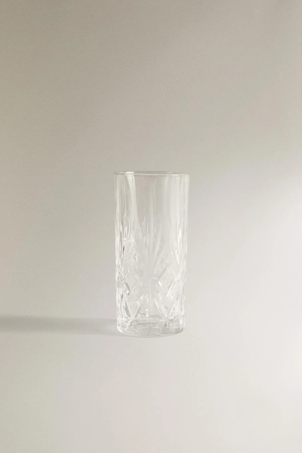 Высокий стакан с рельефным дизайном