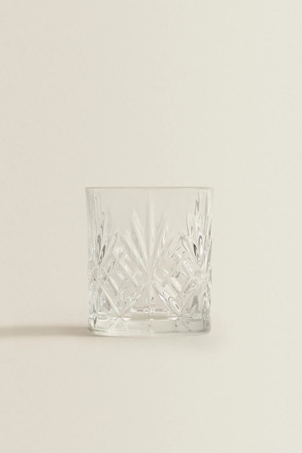 Хрустальный стакан с рельефным дизайном