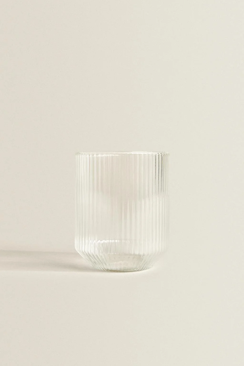 Стакан из боросиликатного стекла с рельефными линиями