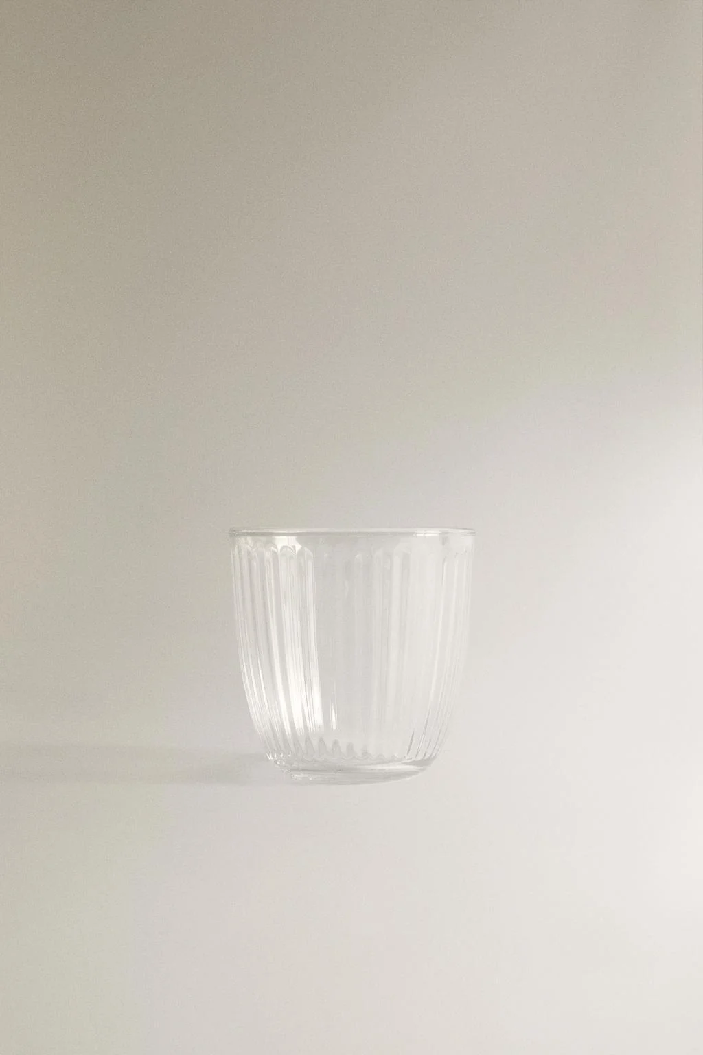 Стакан с дизайном линий