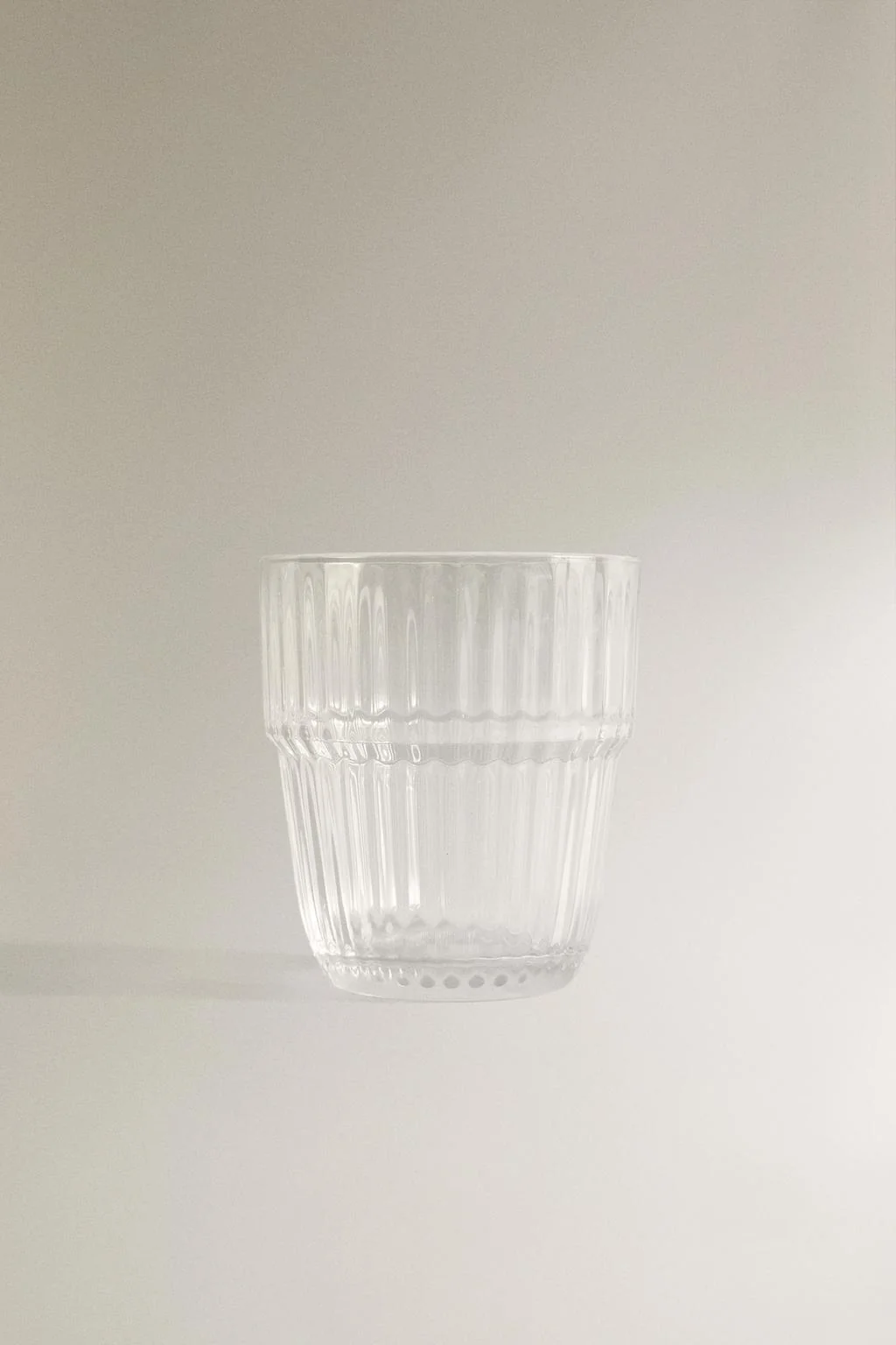 Стакан с рельефным дизайном