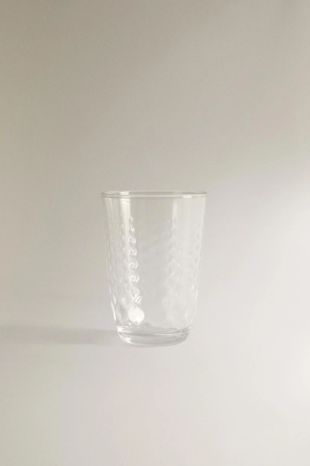 Стакан с рельефным дизайном