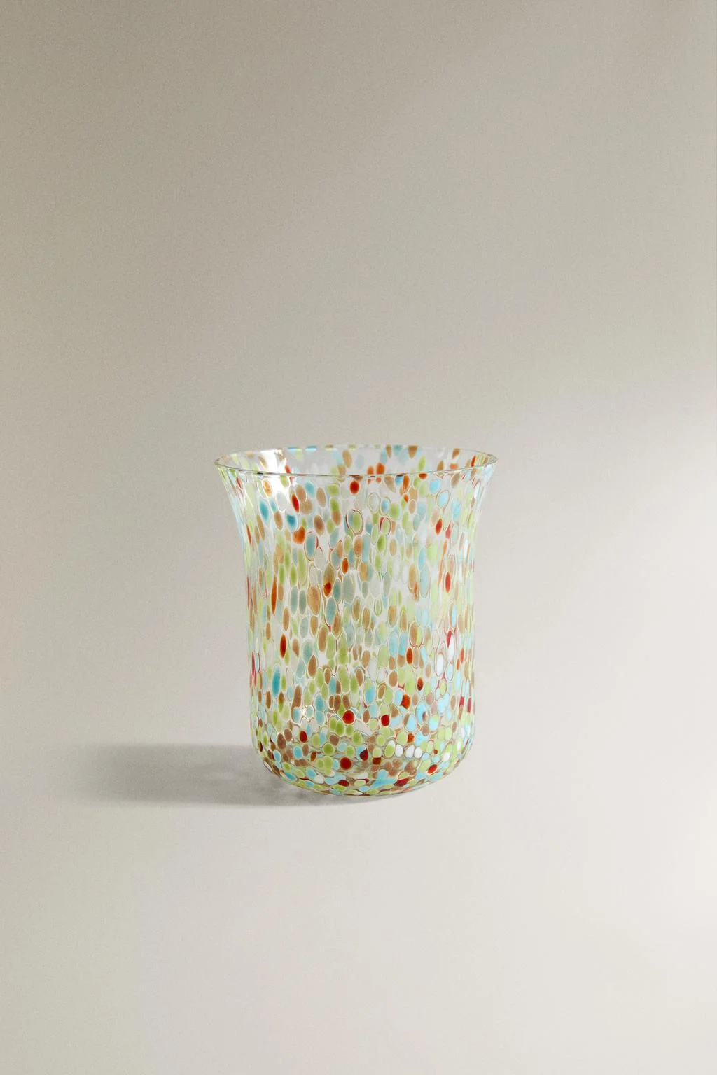 Разноцветный стеклянный стакан