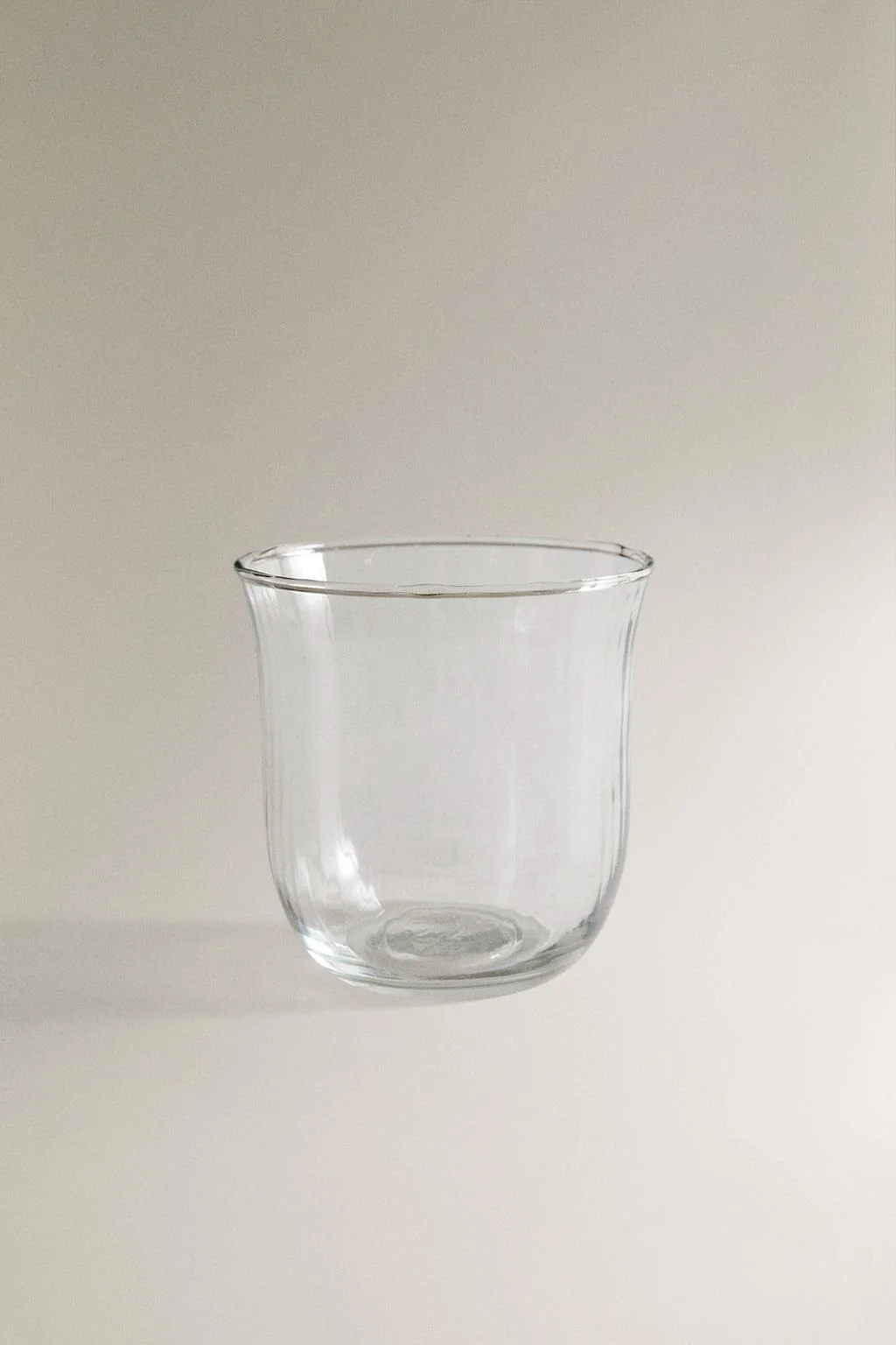 Стеклянный стакан с рельефным дизайном