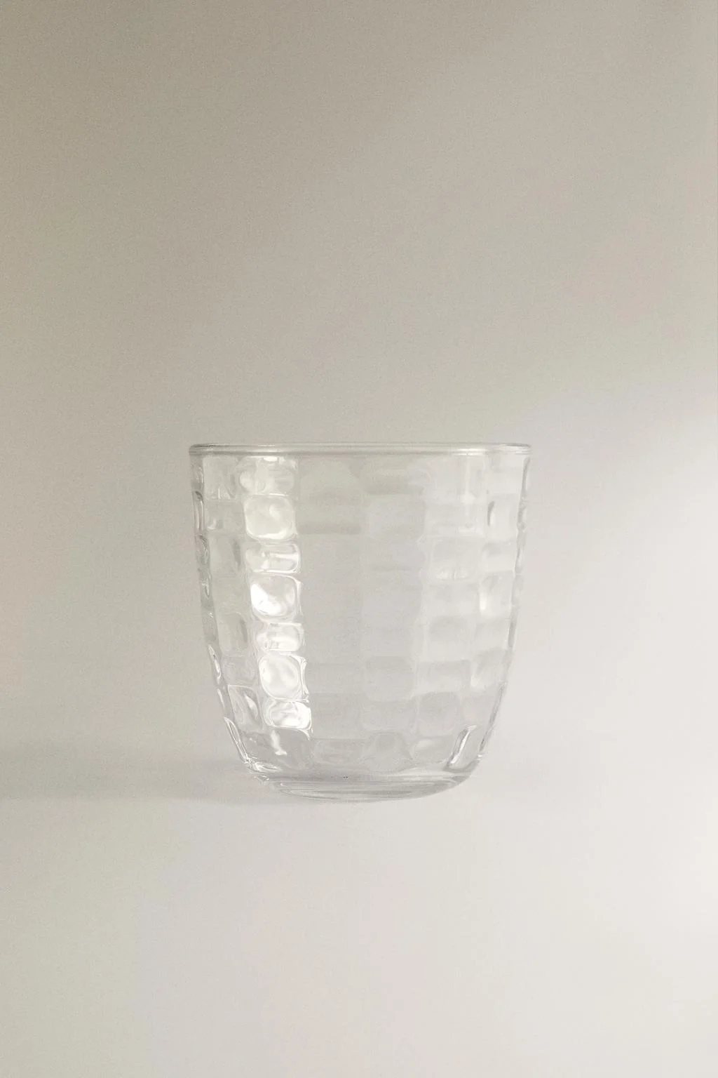Стакан с рельефным квадратным дизайном