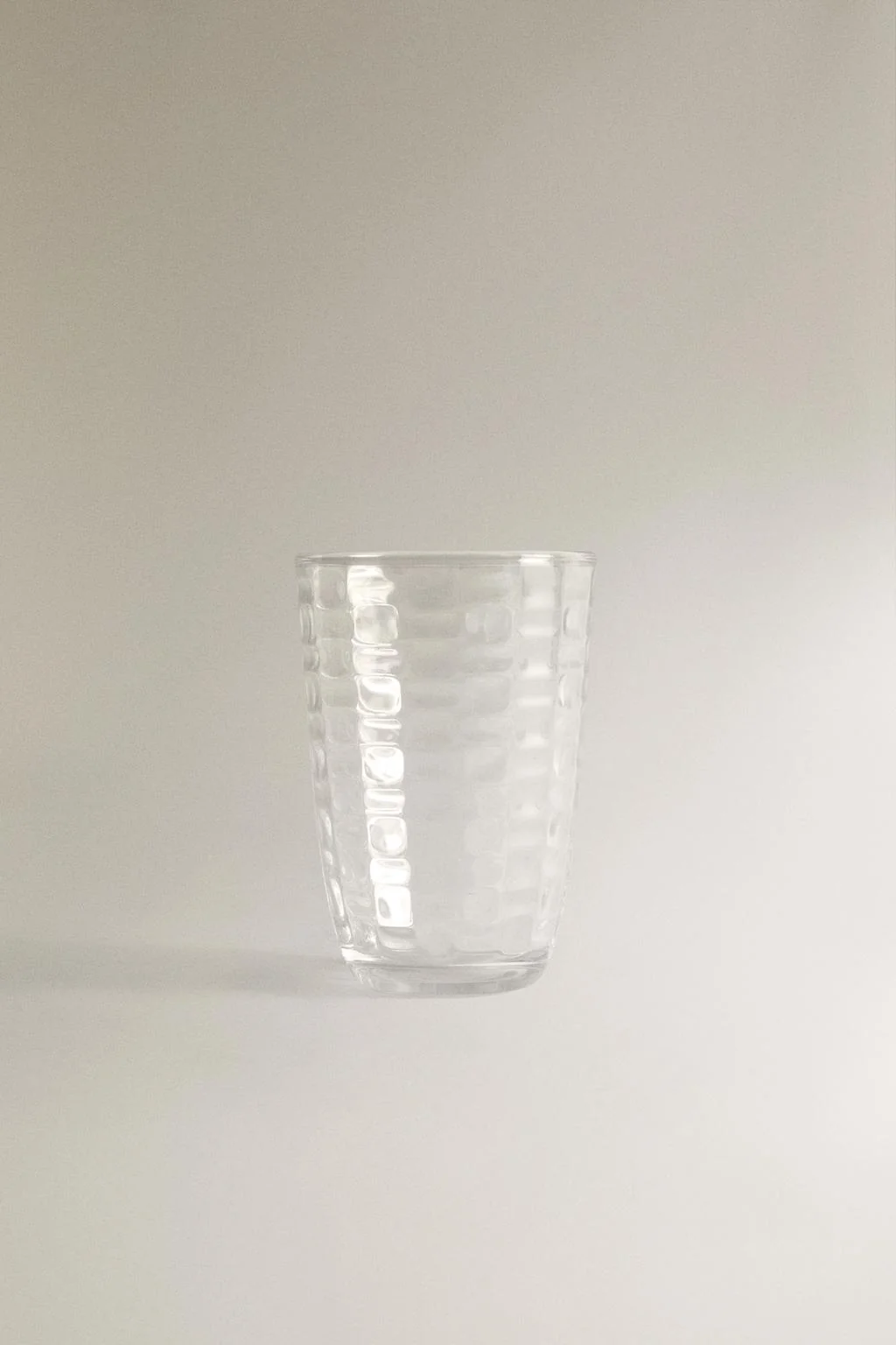 Стакан с рельефным квадратным дизайном