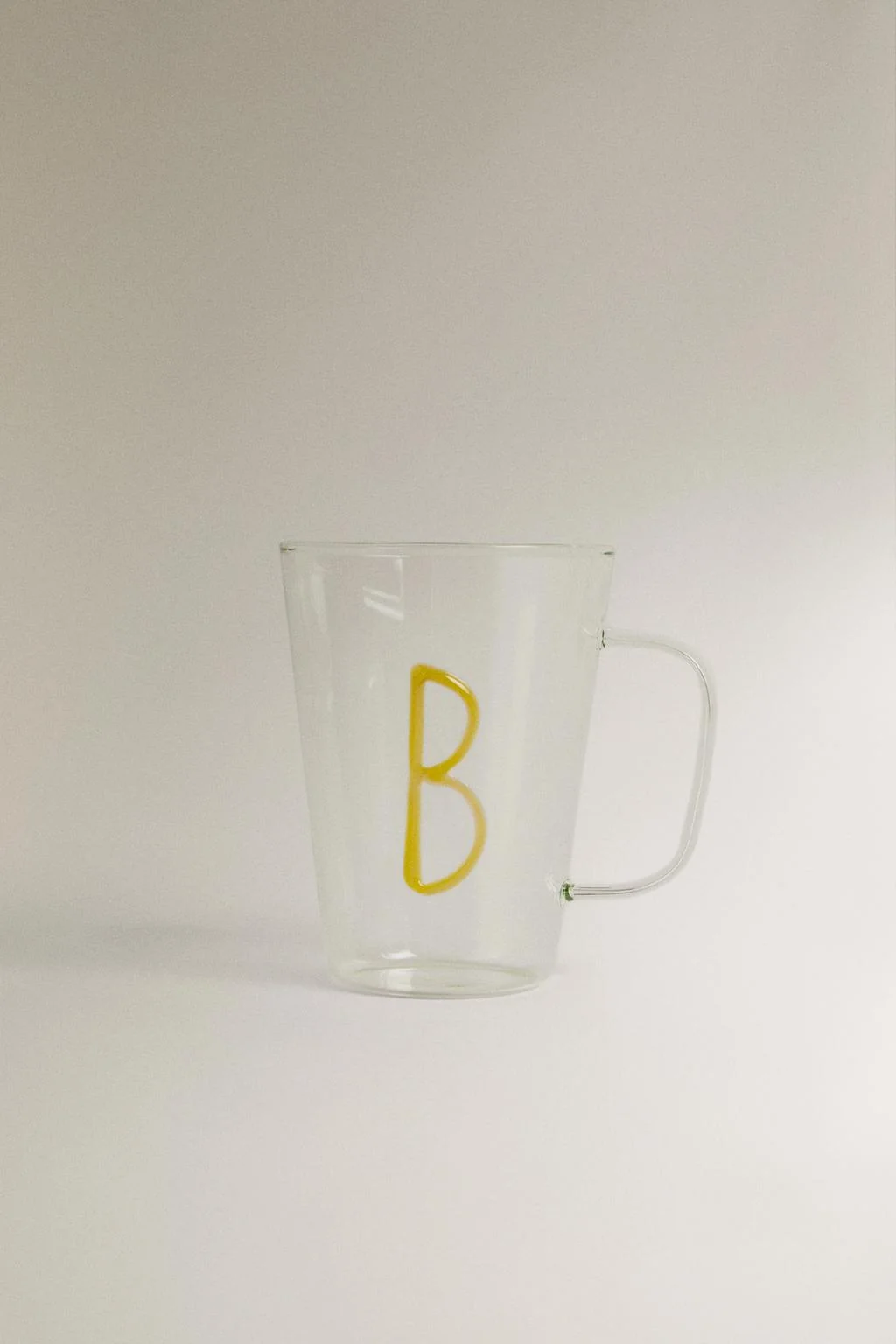 Боросиликатная кружка с инициалом B — Стеклянные кружки