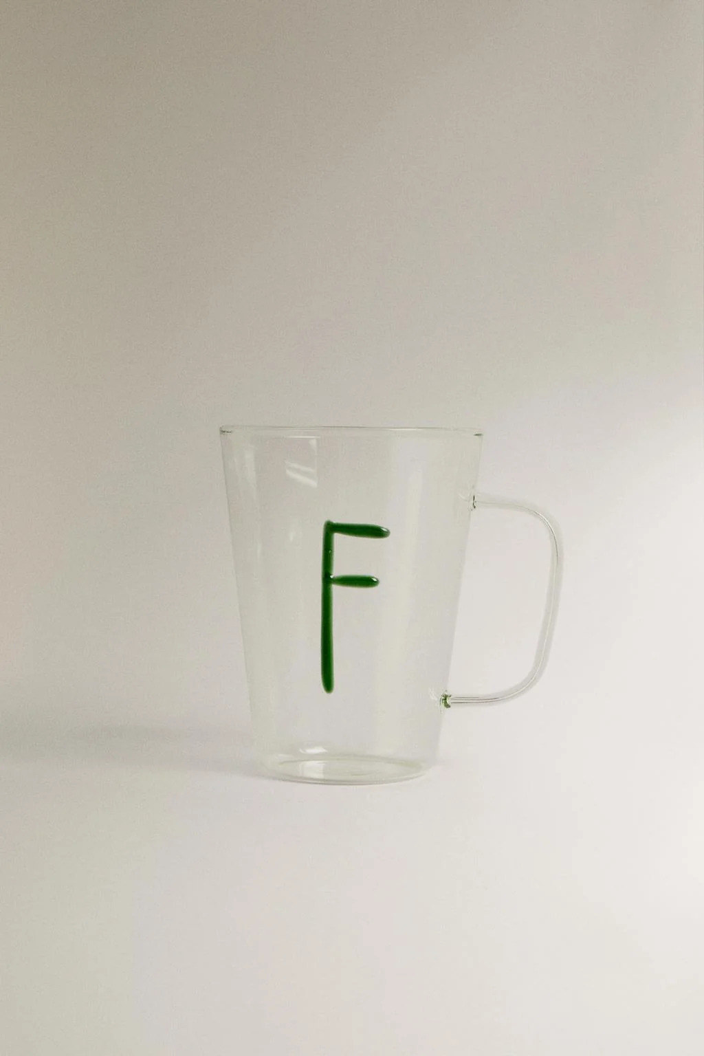 Боросиликатная кружка с инициалом F — Стеклянные кружки
