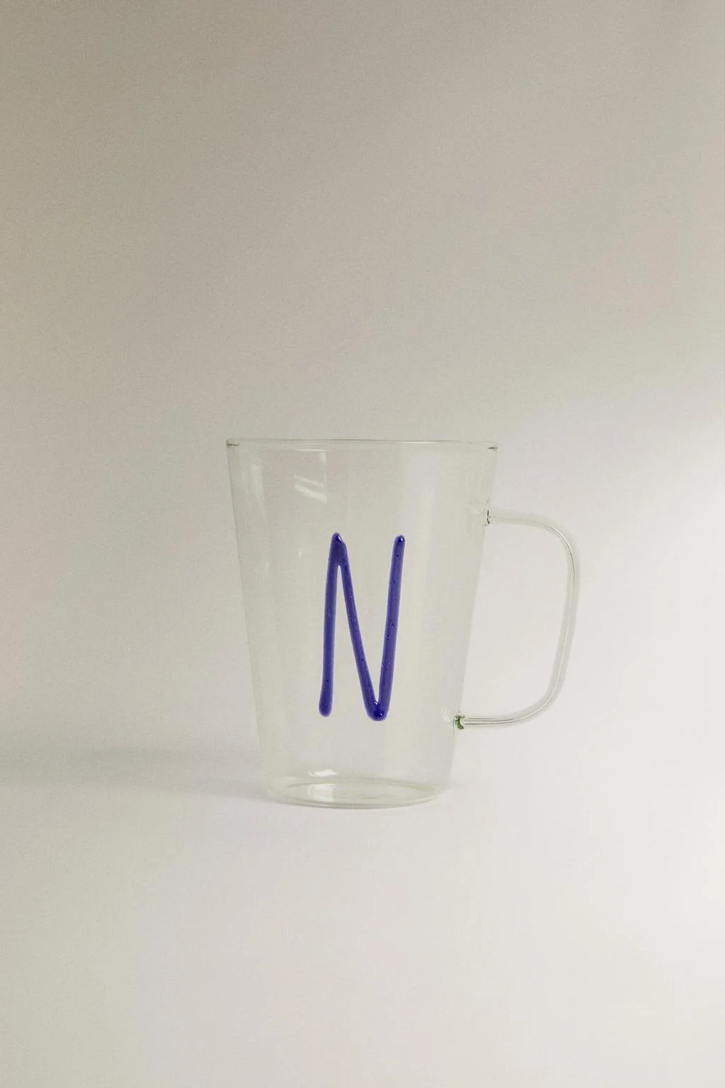 Боросиликатная кружка с инициалом N — Стеклянные кружки