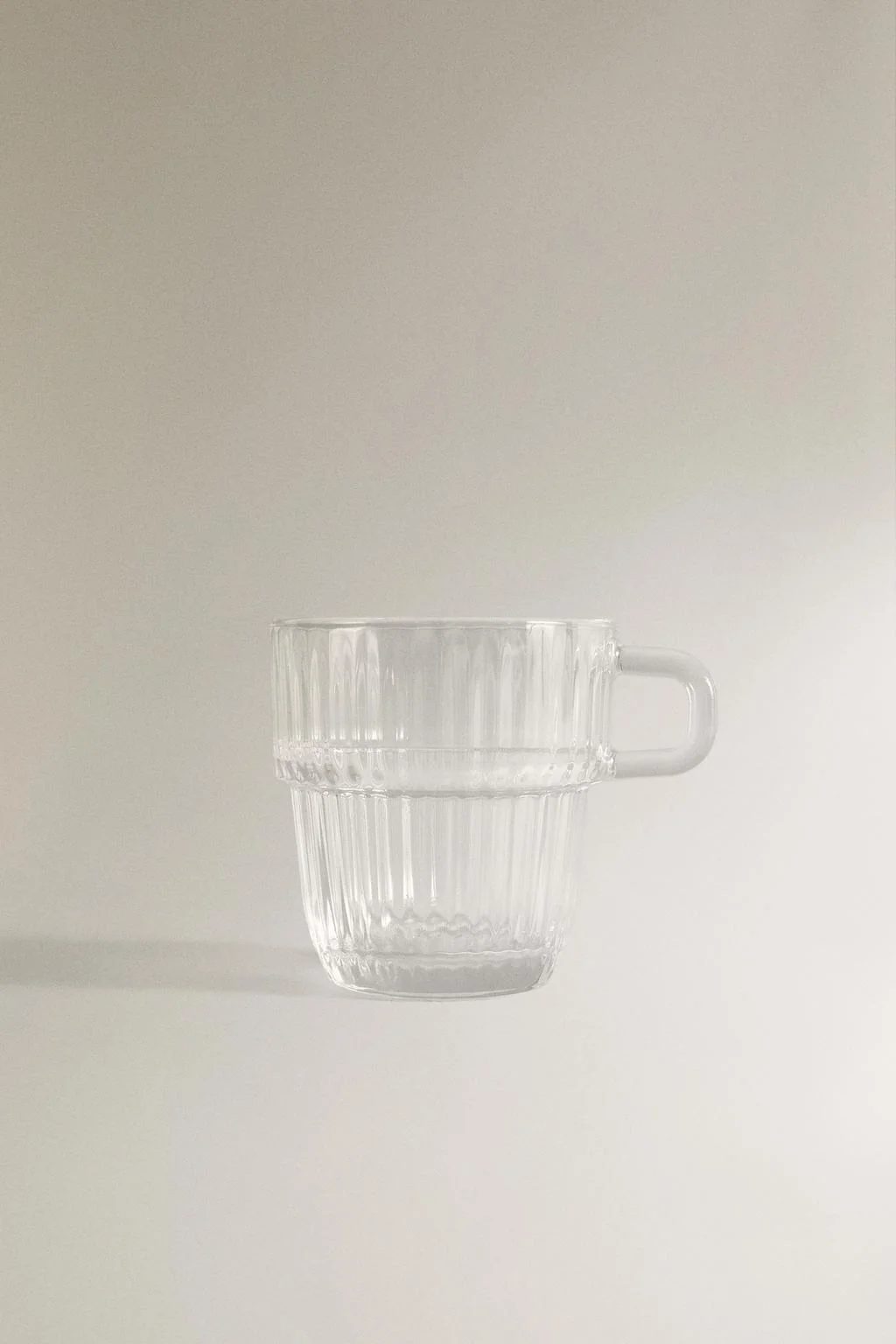 Стеклянный стакан с рельефным дизайном — Стеклянные кружки