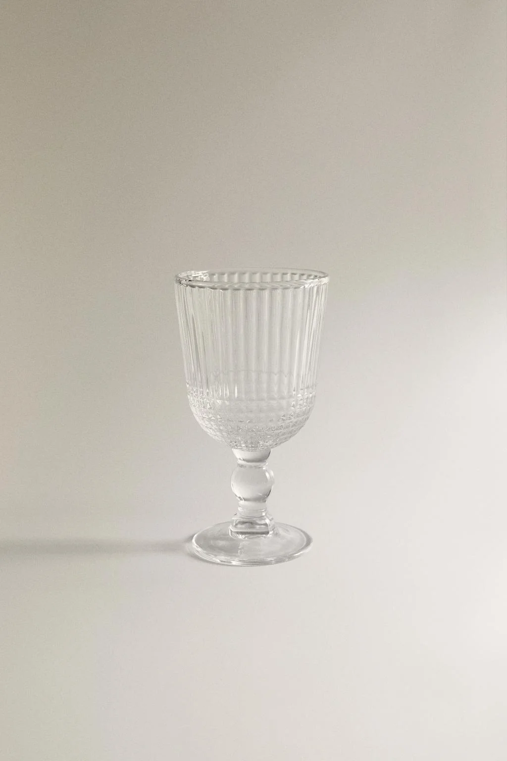 Бокал для вина с рельефным геометрическим дизайном