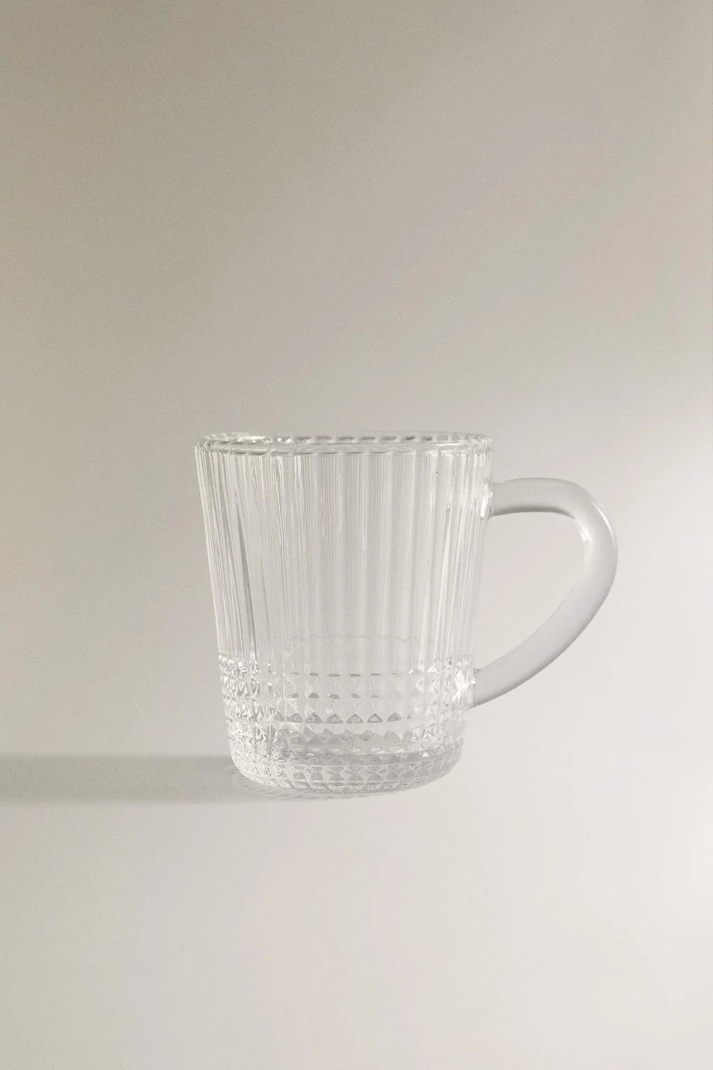Стеклянный стакан с геометрическим рельефным дизайном — Стеклянные кружки