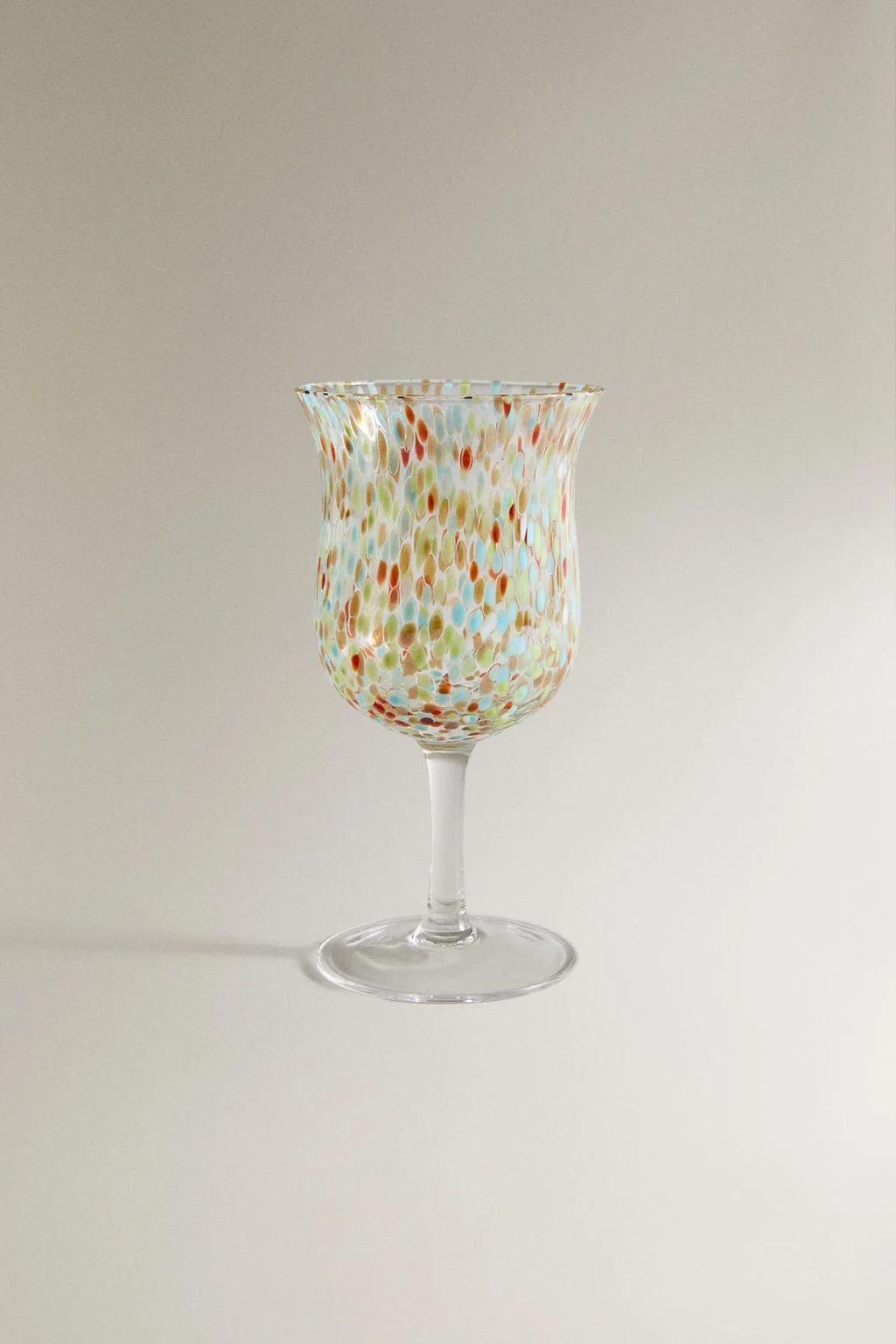 Разноцветный винный бокал