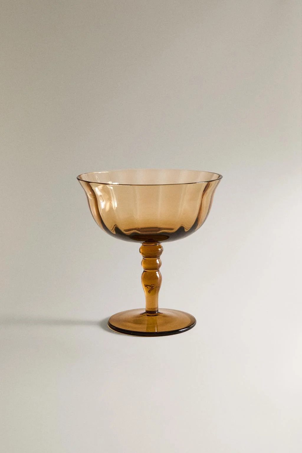 Бокал для вина с рельефным дизайном