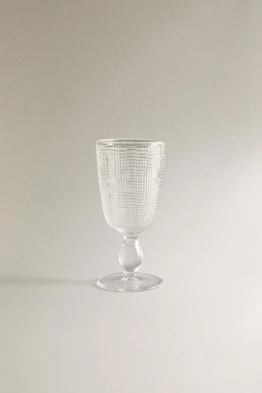 Бокал для вина с рельефным дизайном