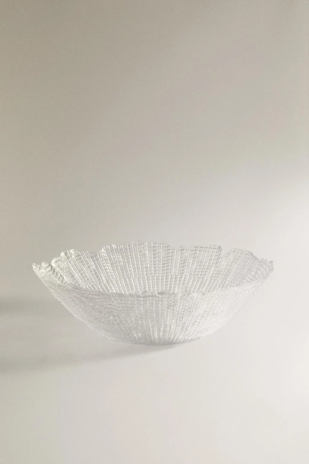 Стеклянная салатница с рельефными деталями