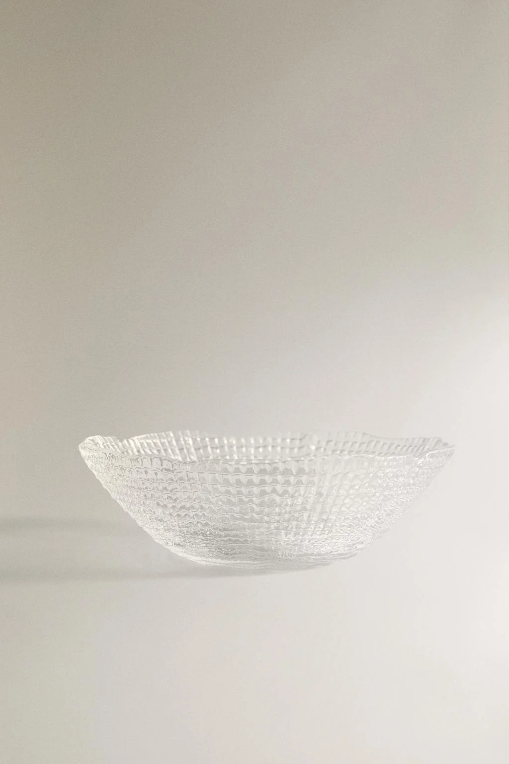 Стеклянная миска с рельефным дизайном