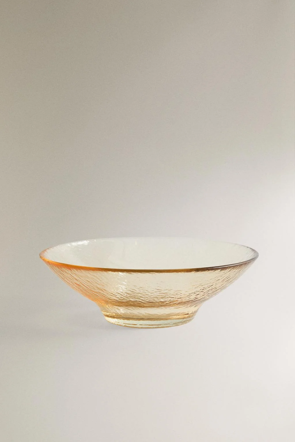 Стеклянная миска с текстурным дизайном