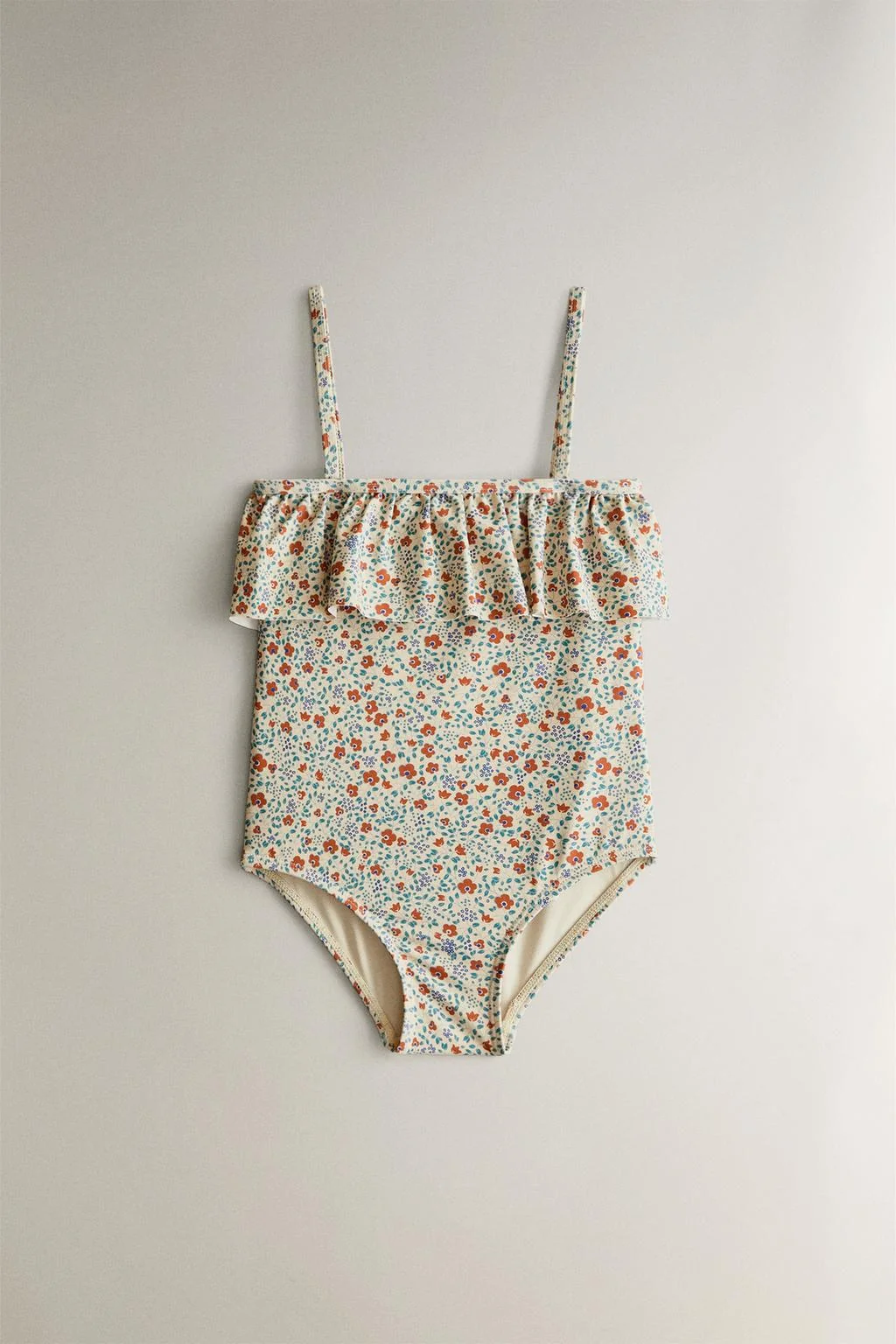 Детский пляжный купальник в цветочек с оборками