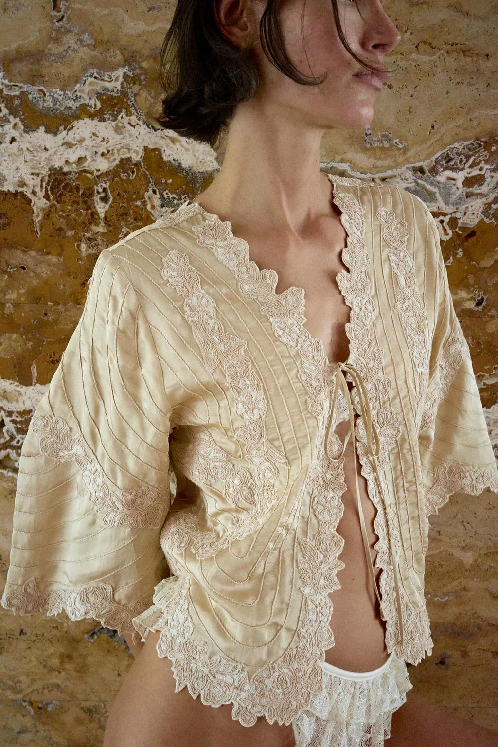 АТЛАСНАЯ НАКИДКА С ЦВЕТОЧНОЙ ВЫШИВКОЙ