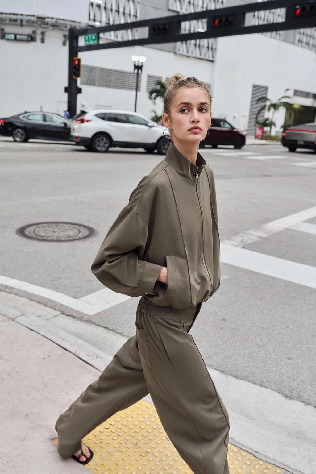 Куртка-бомбер с высоким воротом